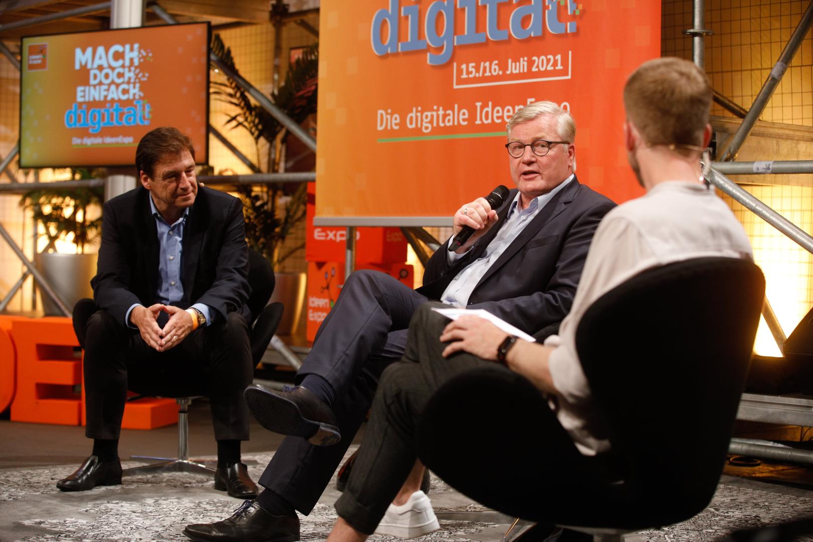 Dr. Schmidt mit Dr. Althusman im Talk