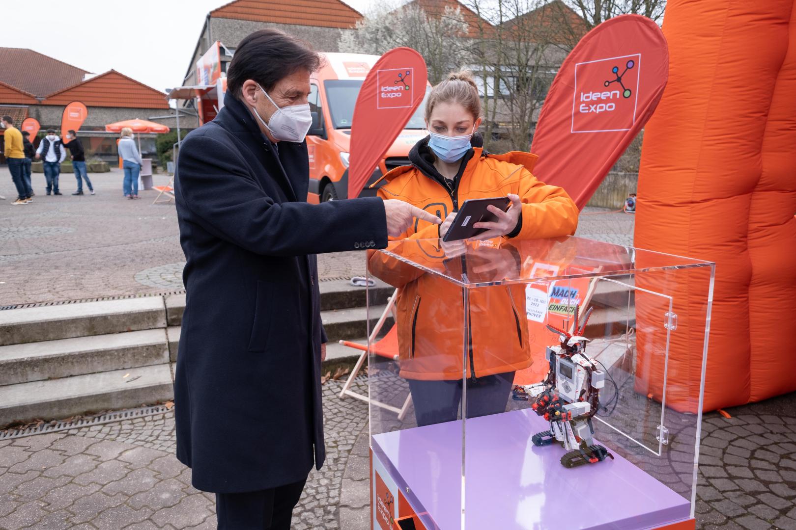 Dr. Schmidt am Robot Code