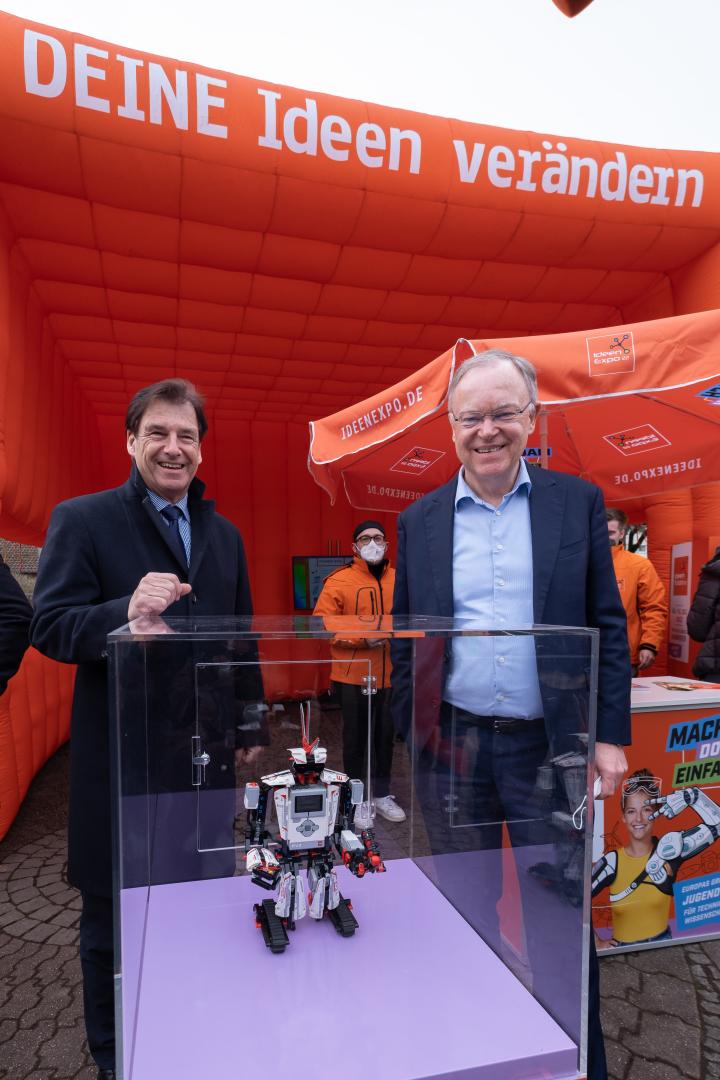 Dr. Schmidt und Stephan Weil am Robot Code