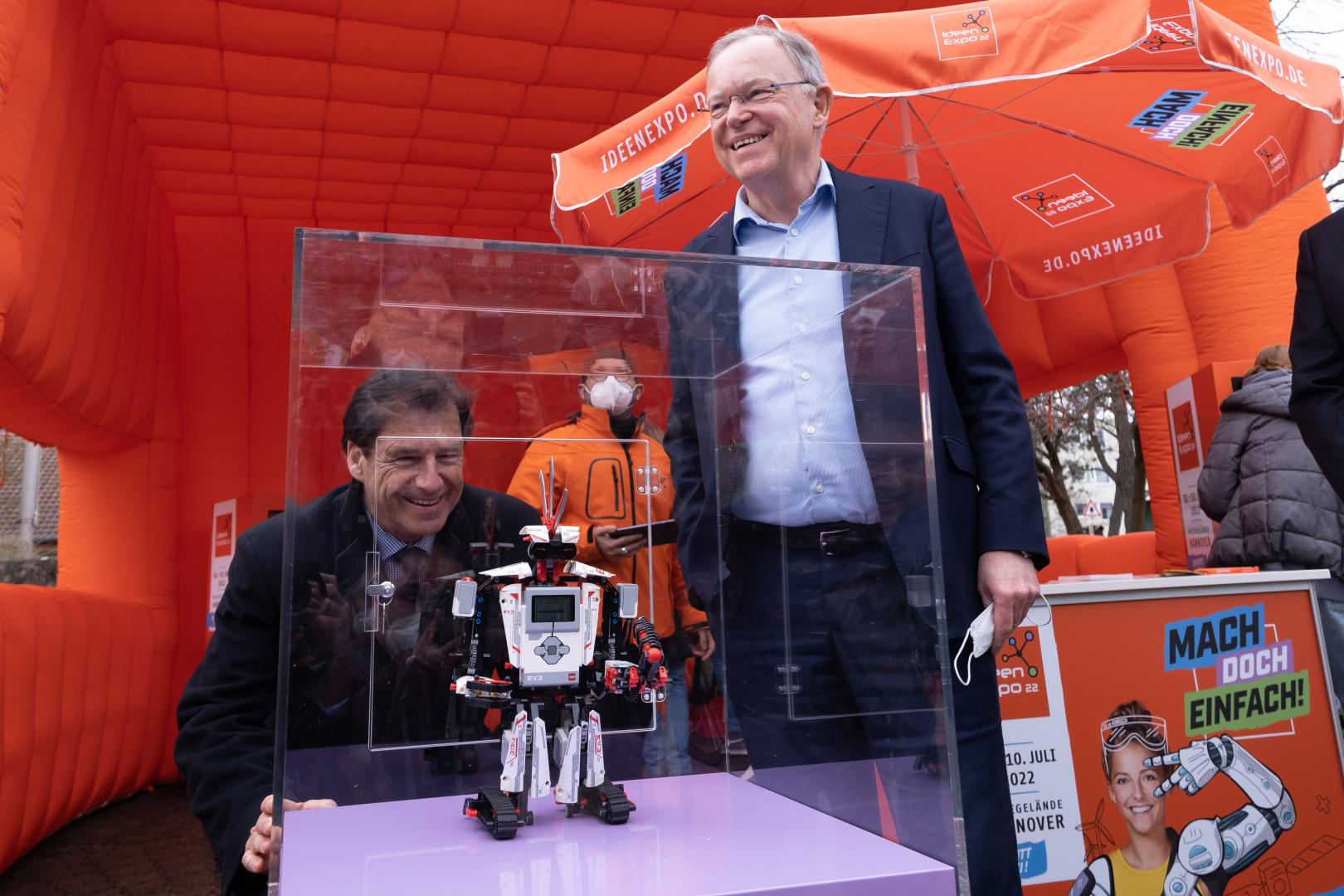Dr. Schmidt und Stephan Weil am Robot Code