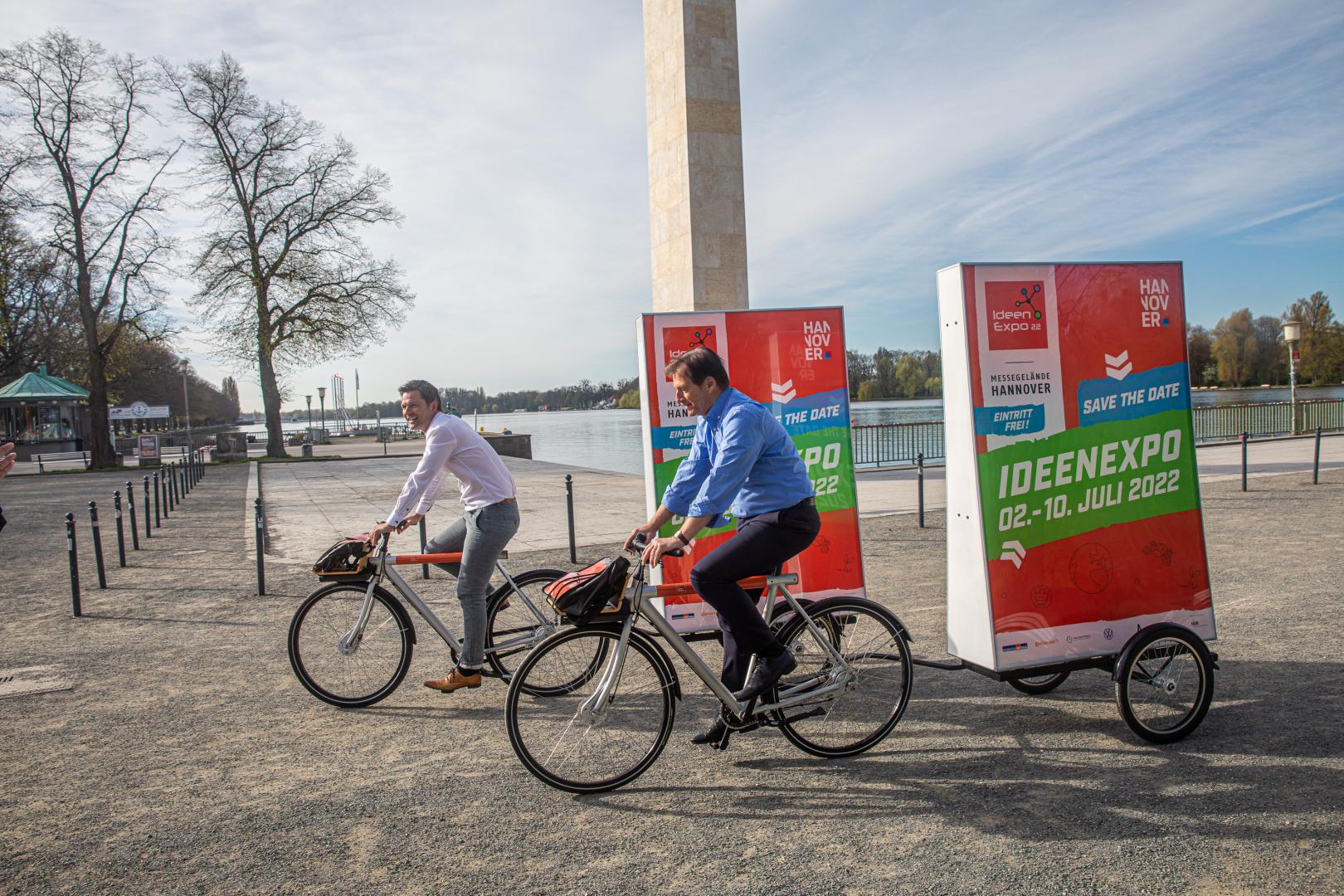 Dr. Volker Schmidt und Steffen Krach auf IE-Lastenraedern am Maschsee