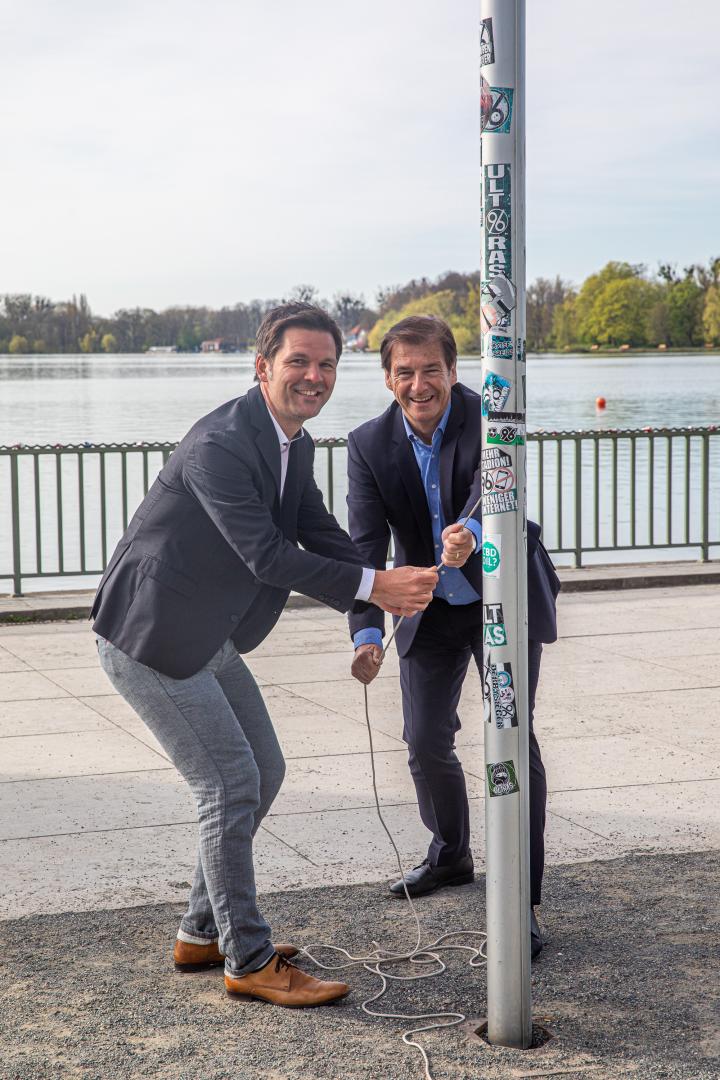 IE-Fahnen werden hochgezogen