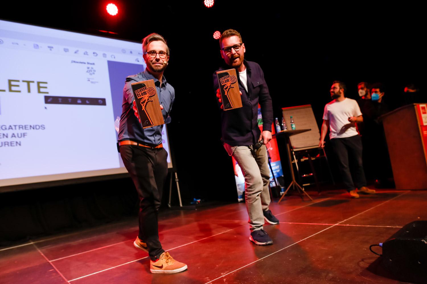 Jan Sedelies und Andreas Kuhlage moderieren den Science Slam im Pavillon. 